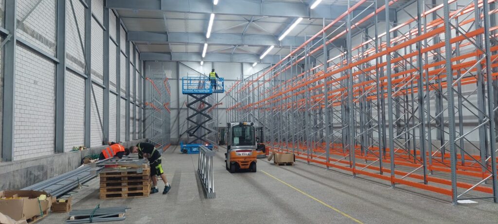 Große Lagerhalle mit Regalen im Aufbau