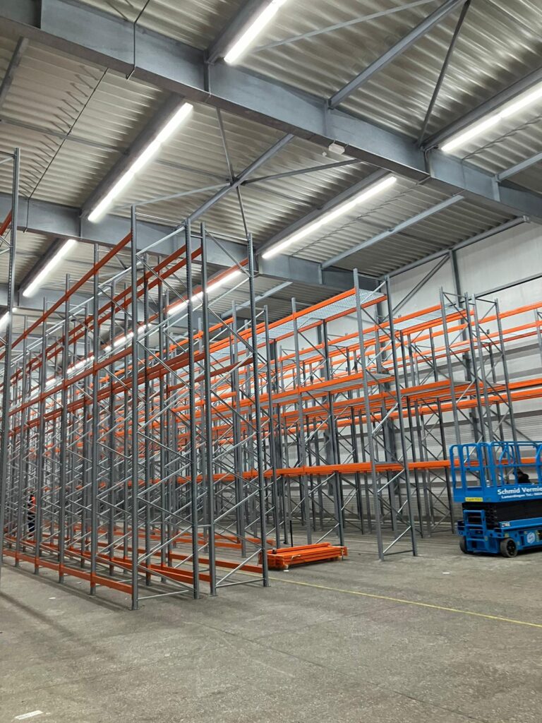 Großes Lager mit Regalen in Hochkant