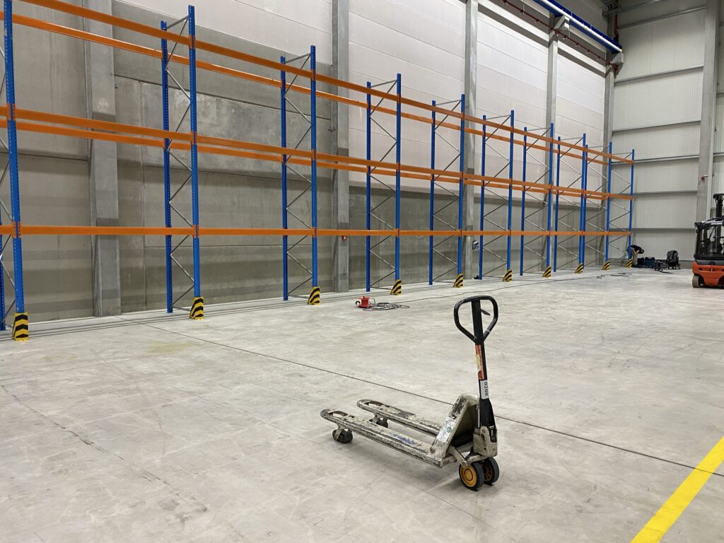 Fertiges Regal vor Hubwagen