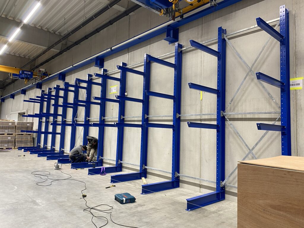 Im Aufbau befindliches Regal an Wand