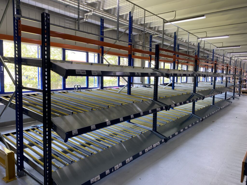 Fertiges Regal mit Rolleinlagen