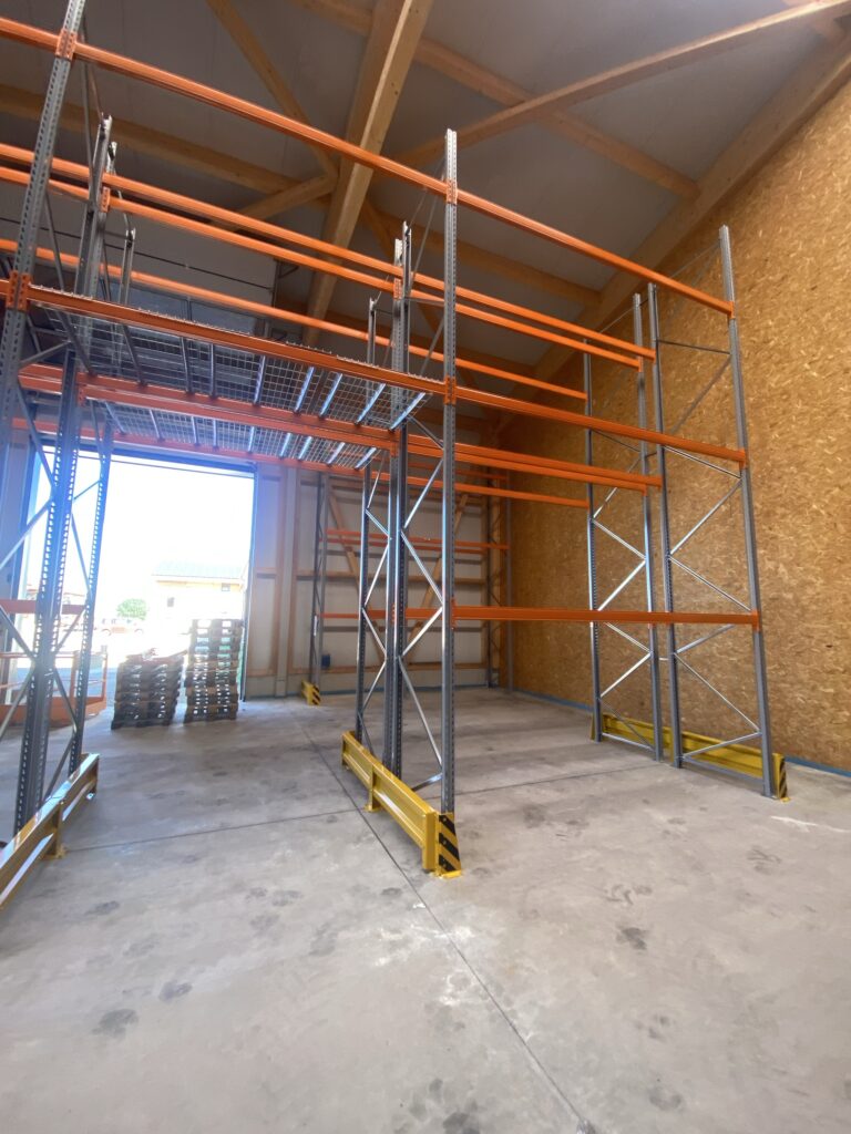 Grundgerüst von Regalwänden 3