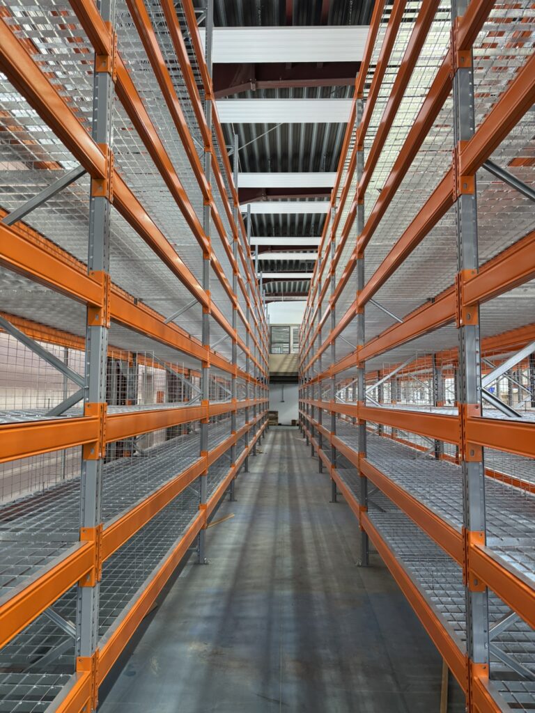 Montierte Palettenregale in einer Lagerhalle