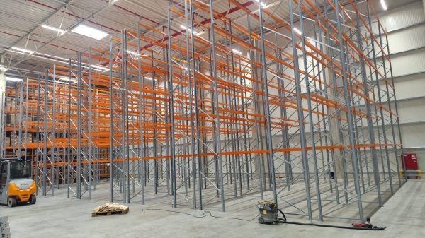 Hohe Regalreihen in einer Lagerhalle