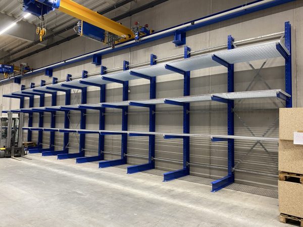 Fertig montierte Kragarmregale in einer Lagerhalle