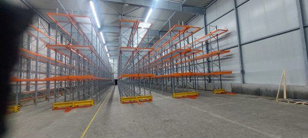 Schmalgangregale in einer Tiefkühlhalle